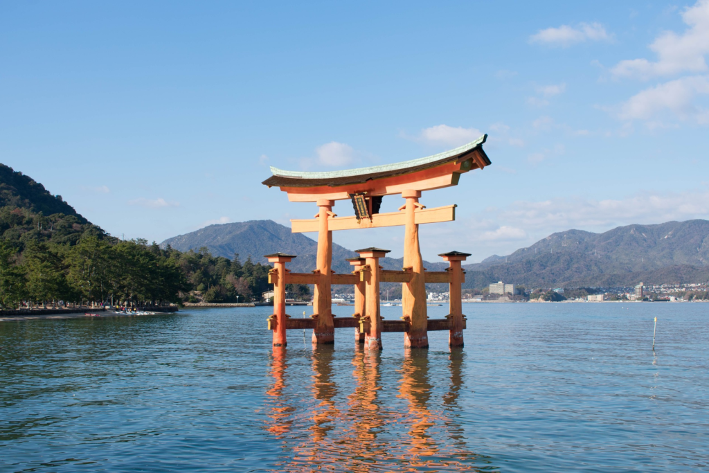 安芸の宮島、鳥居。